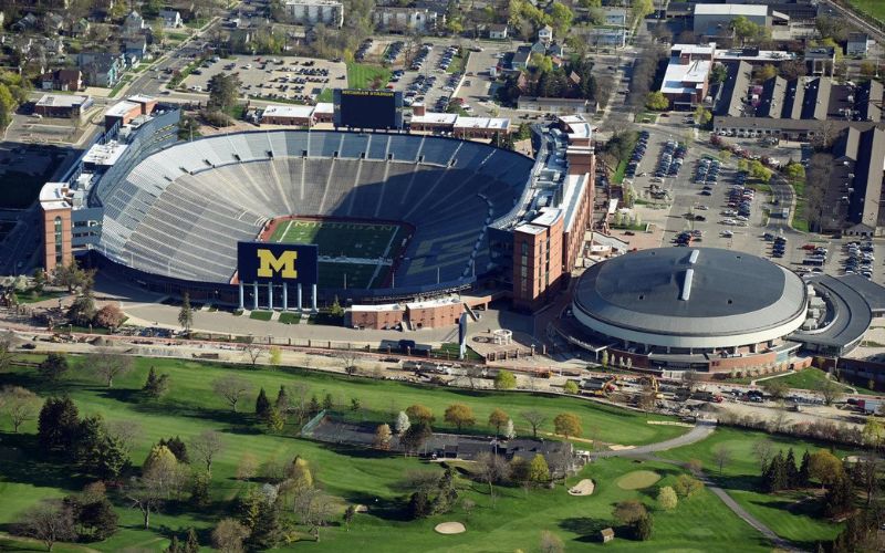 Navigating Commercial Asphalt Challenges in Ann Arbor: University District Property Solutions